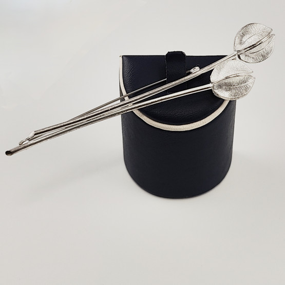 Kalevala Koru | LUMIKUKKA solki | Rintakoru | Hopeaa