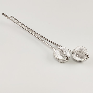 Kalevala Koru | LUMIKUKKA solki | Rintakoru | Hopeaa