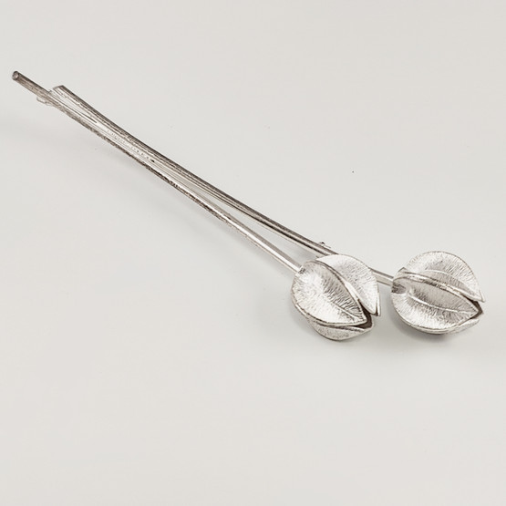 Kalevala Koru | LUMIKUKKA solki | Rintakoru | Hopeaa