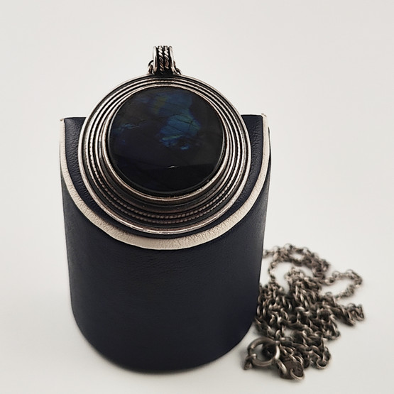 Kalevala Koru | Riipus -1643 | KAULAKORU |  Spektroliitti  | Hopeaa