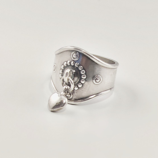 Kalevala koru |  Sydän -Sormus | heiluvalla sydämellä | 18mm | Hopeaa  