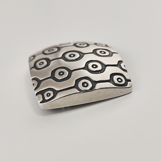 Kalevala Koru | (iso) Maan Voima - Riipus / Solki | Hopeaa 