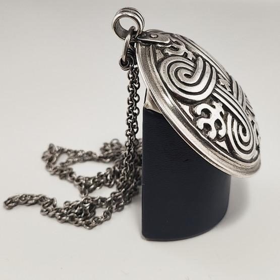 Kalevala Koru | (iso) Hannunvaakuna Riipus | Kaulakoru | Hopeaa -95