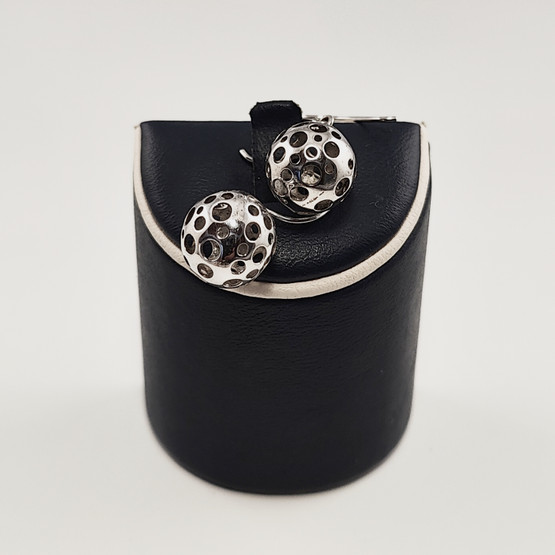 Kultakeskus oy | Liisa Vitali | Leppäkerttu Korvakorut | Pitsipallot | Hopeaa