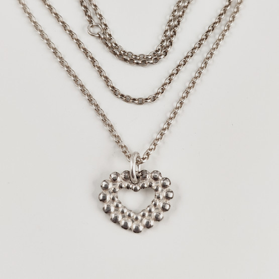 Kalevala Koru |  VALOISA Sydänriipus | Kaulakoru | Hopeaa