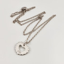 Kalevala Koru |  VALOISA Sydänriipus | Kaulakoru | Hopeaa