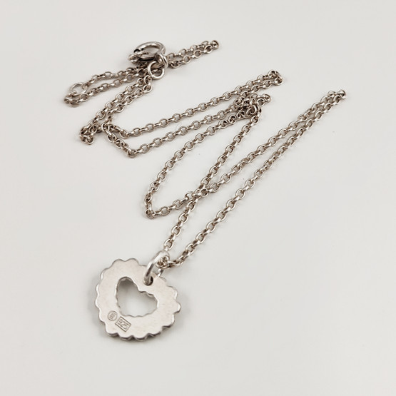 Kalevala Koru |  VALOISA Sydänriipus | Kaulakoru | Hopeaa