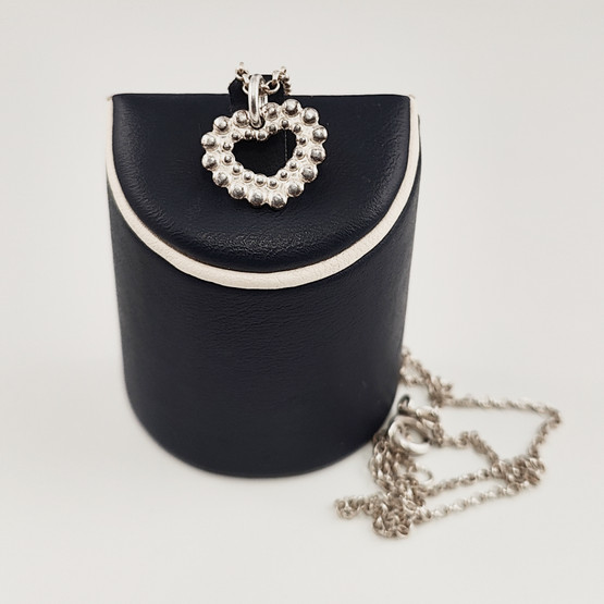 Kalevala Koru |  VALOISA Sydänriipus | Kaulakoru | Hopeaa