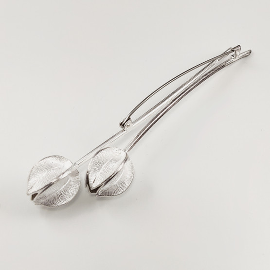 Kalevala Koru | LUMIKUKKA solki | Rintakoru | Hopeaa