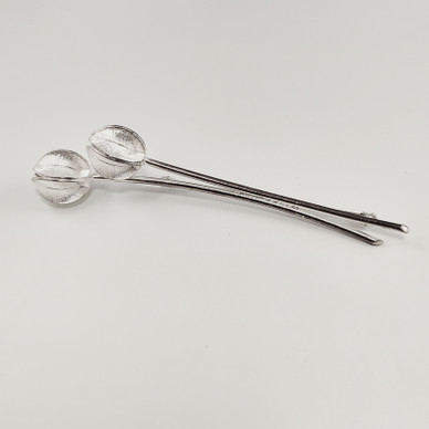 Kalevala Koru | LUMIKUKKA solki | Rintakoru | Hopeaa