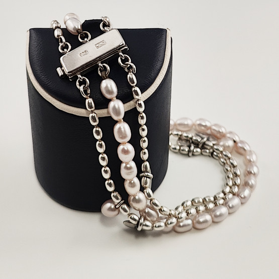 Kalevala Koru, | (monikerroksinen) Vanamo -Rannekoru | Roosat helmet |  Hopeaa