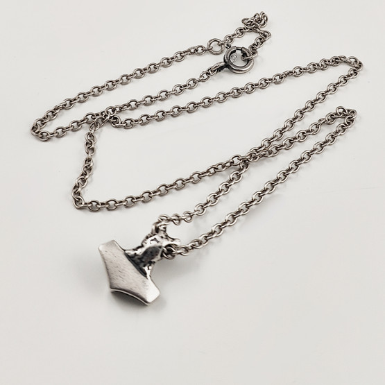 Kalevala Koru | Kaisaleena Mäkelä | Pikku KETTU riipus | Kaulakoru | Hopeaa