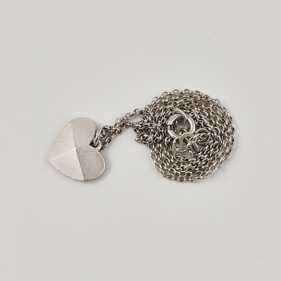 Kalevala Koru  | KOHDATAAN -Riipus | Kaulakoru | Hopeaa