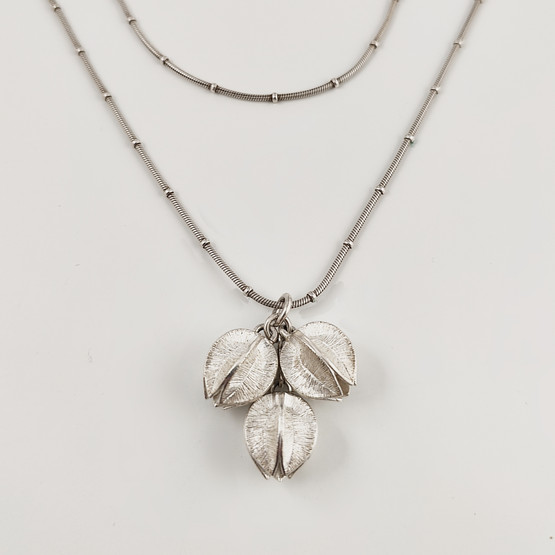 Kalevala Koru | Lumikukka riipus | 3-kukkaa | kaulakoru hopeaa