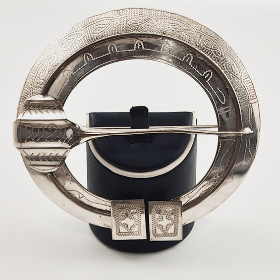 Rasi E A Kultasepänliike Ky | Muinaispuku solki | KÄSITYÖ | Rintakoru | Hopeaa -78