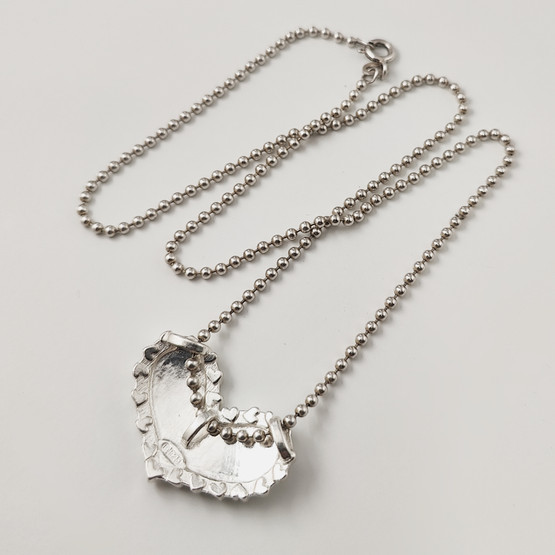 Kalevala Koru | TÄYSIN SYDÄMIN -riipus |  kaulakoru | Hopeaa