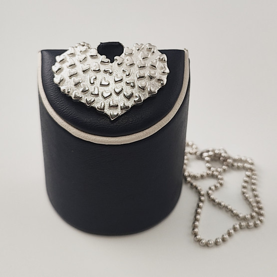 Kalevala Koru | TÄYSIN SYDÄMIN -riipus |  kaulakoru | Hopeaa