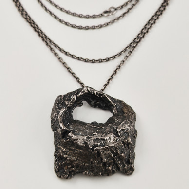 NW / Helky Juvonen | Outa -sarjan RIIPUS | Kaulakoru |  Hopeaa -72 