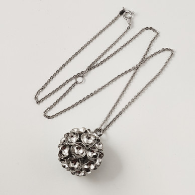 Kultakeskus oy | Liisa Vitali | 25mm KEVÄT -riipus | Kaulakoru | Hopeaa