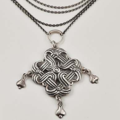 Kalevala Koru |  NAUHASOLMU-Riipus |  kaulakoru | Hopeaa -71