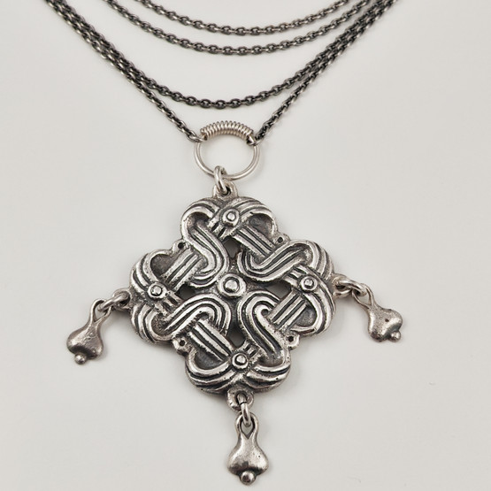 Kalevala Koru |  NAUHASOLMU-Riipus |  kaulakoru | Hopeaa -71