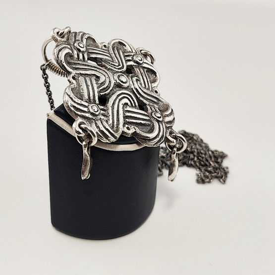 Kalevala Koru |  NAUHASOLMU-Riipus |  kaulakoru | Hopeaa -71