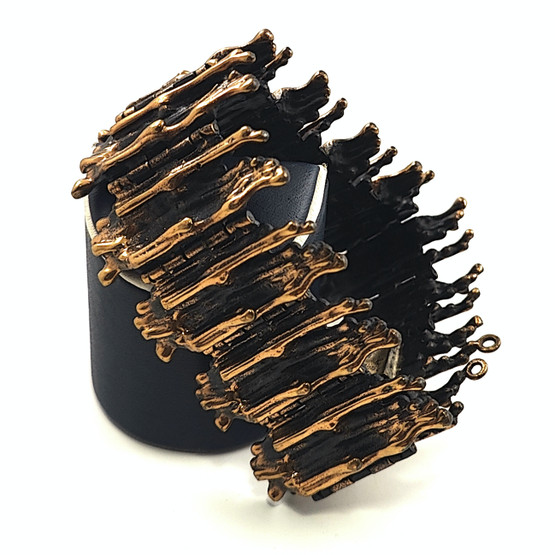 Turun Hopea oy | Pentti Sarpaneva | width 3.7cm | ' Kaarna ' bracelet | Bronze