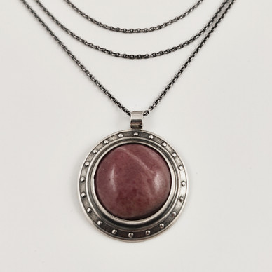 Kalevala koru | Rodoniitti | Riipus -1271 | Kaulakoru | Hopeaa