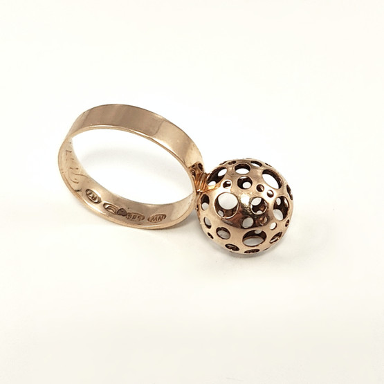 NW | Westerback oy| Liisa Vitali | 'Ladybug' -Ring | 12mm lace ball | 585 Gold -70