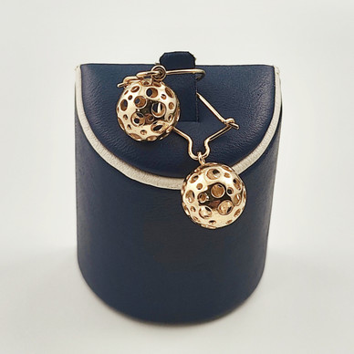 Kultakeskus oy | Liisa Vitali | Lady Bug  -earrings | 585 Gold 