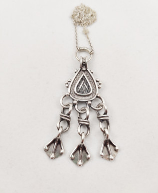 Kalevala Koru ,Karkun riipus , kaulakoru,  Hopeaa -76