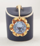 Kupittaan kulta oy | Elis Kauppi | iso kukka-Riipus sinisellä kivellä | Kaulakoru | 585 kultaa -76