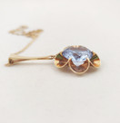 Kupittaan kulta oy | Elis Kauppi | iso kukka-Riipus sinisellä kivellä | Kaulakoru | 585 kultaa -76