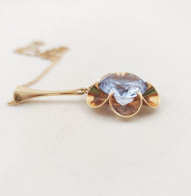 Kupittaan kulta oy | Elis Kauppi | iso kukka-Riipus sinisellä kivellä | Kaulakoru | 585 kultaa -76