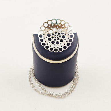 Liisa Vitali, Kehrä kaulakoru, Hopeaa