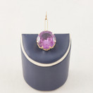 AKT, kultariipus 14k, Liilalla kivellä