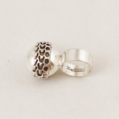 Pentti Sarpaneva, Näyttävä sormus,