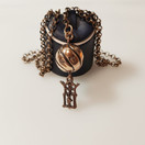 Kalevala Koru, Neitsyt Marian Monogrammi -kaulakoru, Pronssia