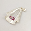 Hakala Urpo Tmi, Kaarina. Riipus pinkeillä kivillä, Hopeaa