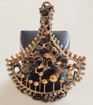 Valo-Koru, Hannu Ikonen, (iso) Riipus , Kaulakoru , Pronssia 