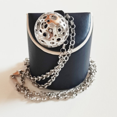 Liisa Vitali , Leppäkerttu Kaulakoru, iso 2cm pitsipallo, Hopeaa