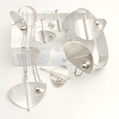 Kultasepät Salovaara, Kaarina. Design Pia Kauppi, Korusetti, Hopeaa