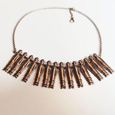 Kalevala Koru, Kirsti Ilvessalo,  Nukkekääty, kaulakoru Pronssia