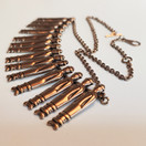 Kalevala Koru, Kirsti Ilvessalo,  Nukkekääty, kaulakoru Pronssia