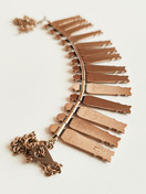 Kalevala Koru, Kirsti Ilvessalo,  Nukkekääty, kaulakoru Pronssia