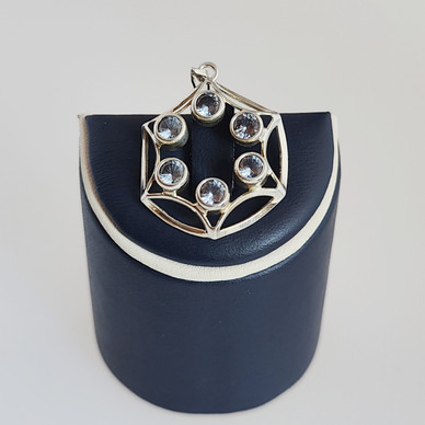 Kultasepät Salovaara ky, K.Sara, Riipus, sinisillä kivillä, Hopeaa