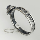 Turun Hopea oy , design by Pentti Sarpaneva, Punos rannerengas spektroliitilla, Rannekoru Hopeaa-75