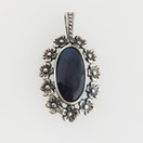 Turun hopea oy, design Jorma Laine, Lemmikki riipus, spektroliitti, Hopeaa-86