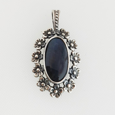 Turun hopea oy, design Jorma Laine, Lemmikki riipus, spektroliitti, Hopeaa-86