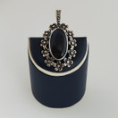 Turun hopea oy, design Jorma Laine, Lemmikki riipus, spektroliitti, Hopeaa-86